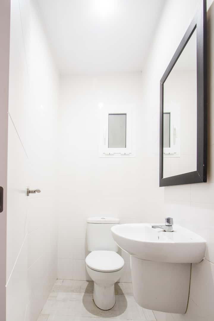 Spacious 4-Bedroom Serviced Apartment in Central Valencia