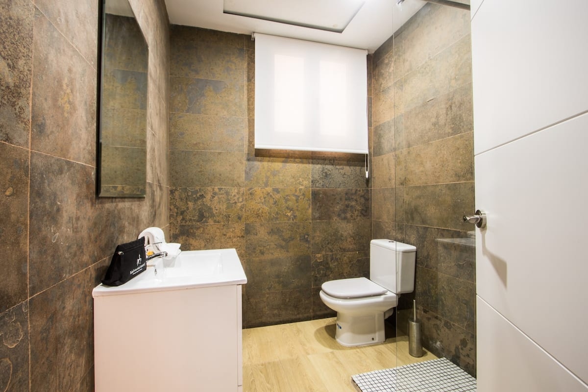 Spacious 4-Bedroom Serviced Apartment in Central Valencia