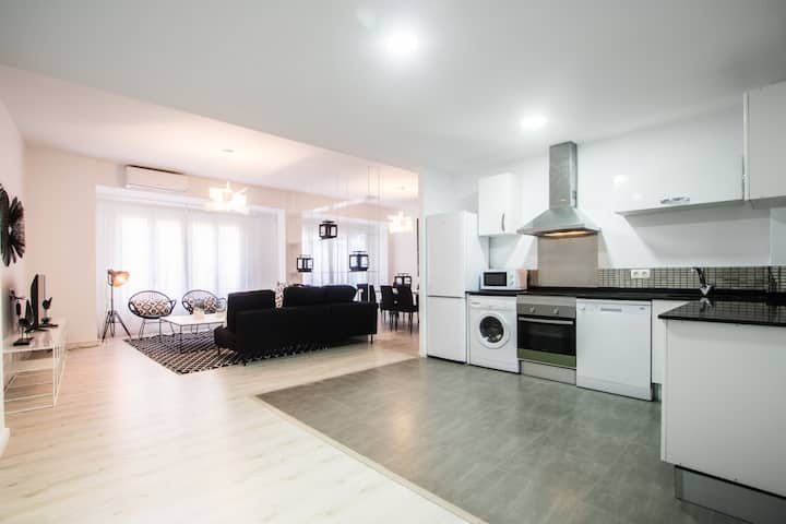 Spacious 4-Bedroom Serviced Apartment in Central Valencia