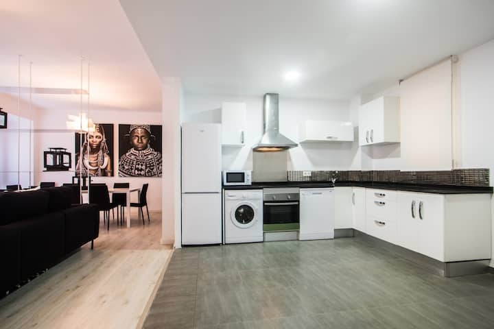Spacious 4-Bedroom Serviced Apartment in Central Valencia
