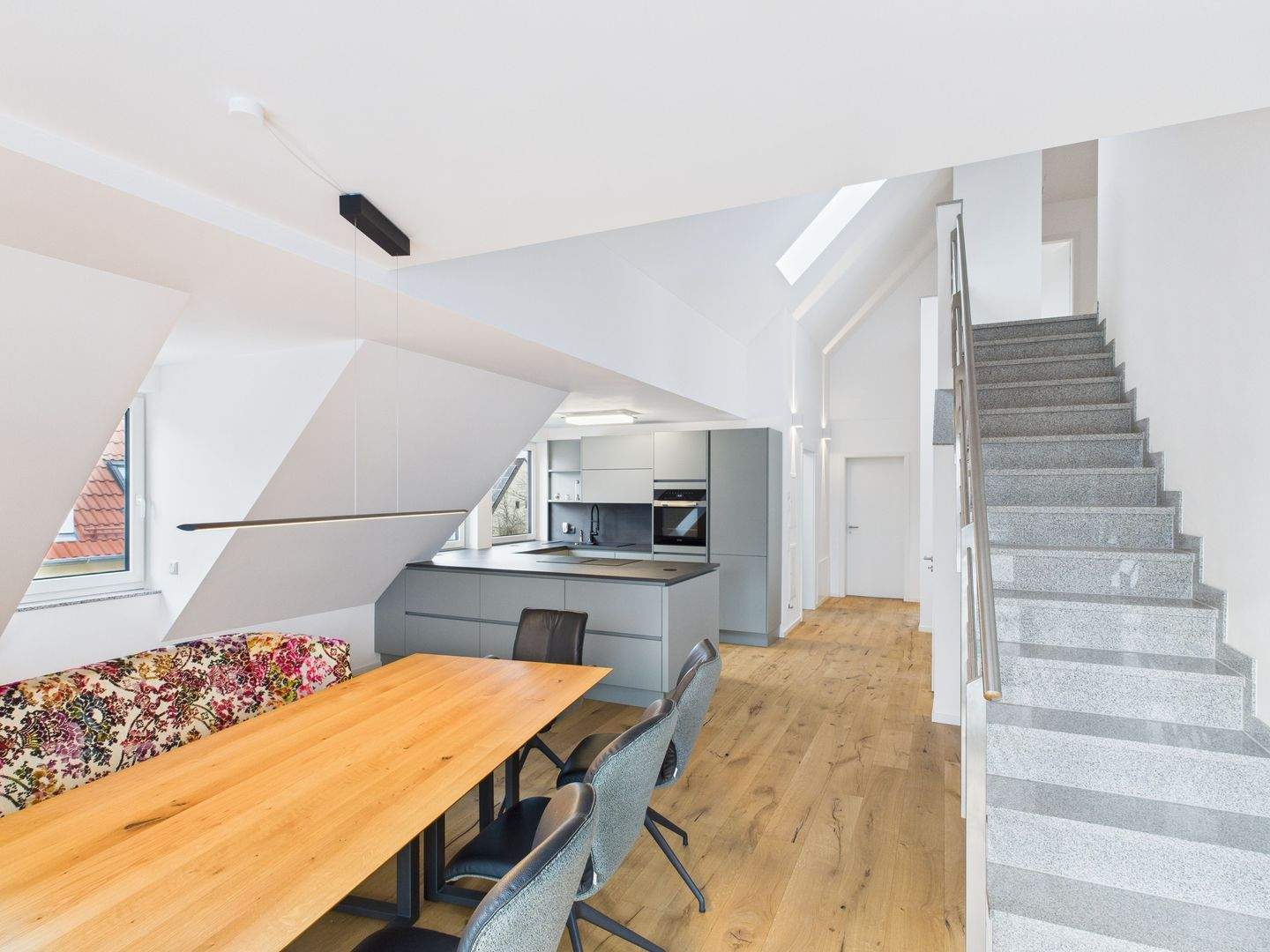 Superb 5-Room Penthouse in Fürth