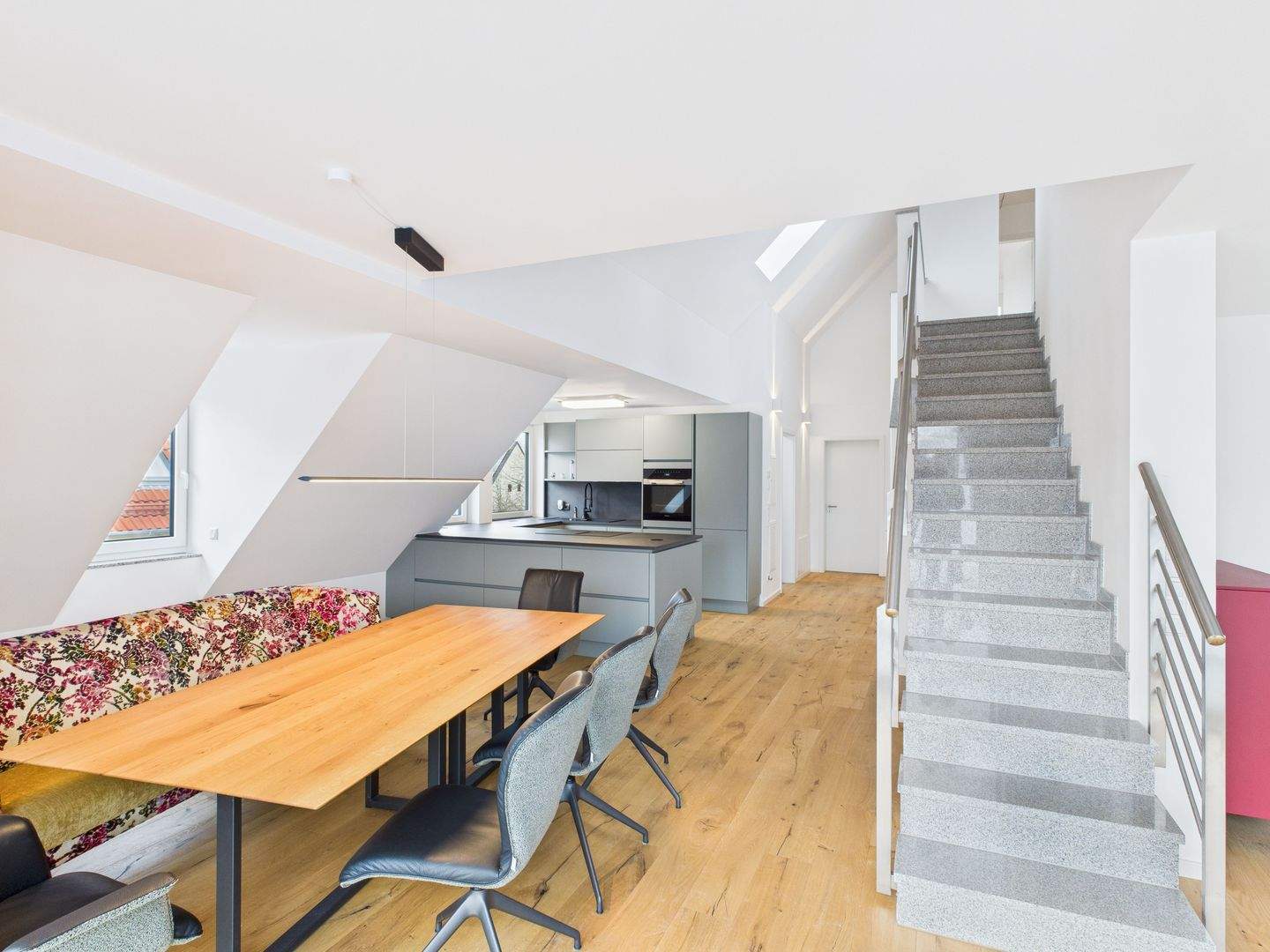 Superb 5-Room Penthouse in Fürth