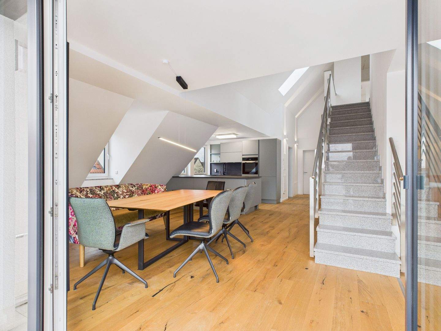Superb 5-Room Penthouse in Fürth